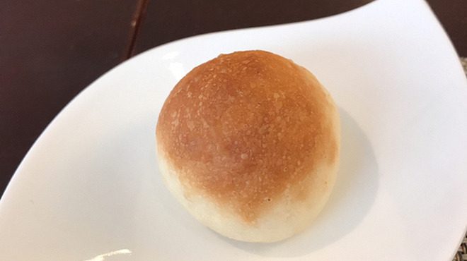 レ クルール - 料理写真:料理それぞれにこの小さなパンが付いてきます。