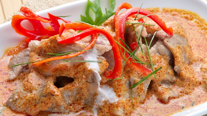 タイガーデン - 料理写真:H3.レッドココナッツカレー鶏肉／ゲーンパネーン