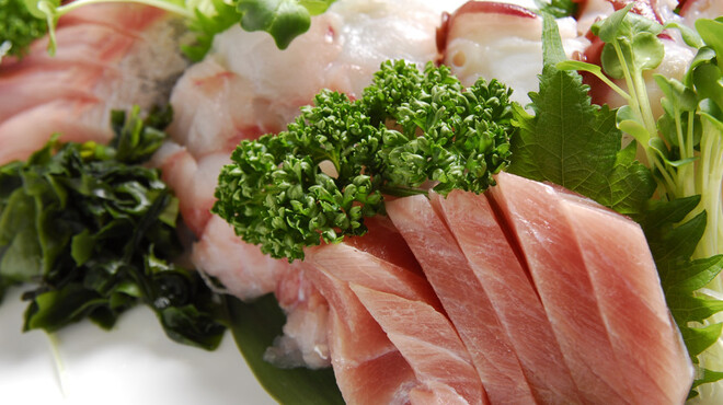 Motsuyaki Motsunabe Donden - 料理写真:毎日市場から直接仕入れ【刺身三点盛り】