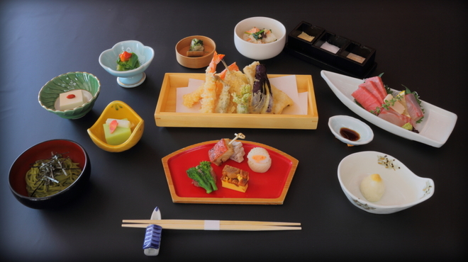 屋形船 品川 船清 - 料理写真:屋形船基本コース「緑舟」料理例　揚げたての天ぷらをメインに刺身の舟盛りなど盛りだくさんの日本料理