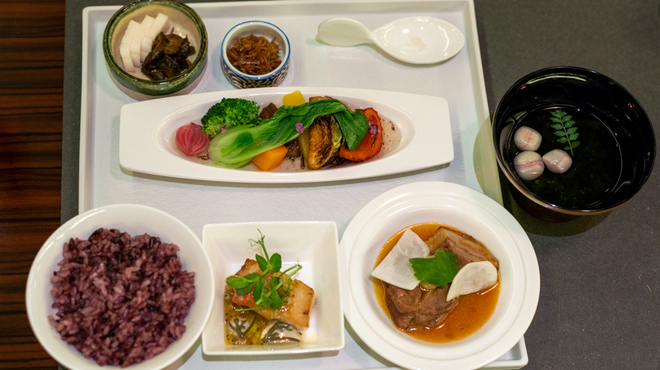 CANNA - 料理写真:2021.5 本日の魚のポワレ、仔羊のブレゼ カブと三つ葉のディップ、彩り野菜 キクラゲと花山椒の餡、ちりめんじゃこ、香の物、お吸い物、黒米の御飯