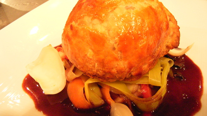 Restaurant AKIOKA pere et fils - 料理写真:自家製フュイタージュで蝦夷しかフォアグラパイ