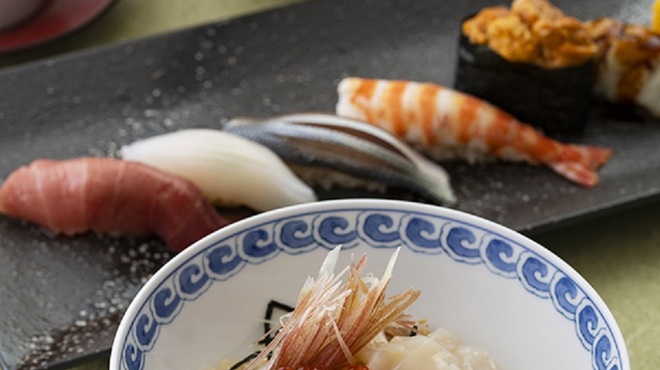 海彦 - 料理写真:にぎり鮨といくら帆立丼