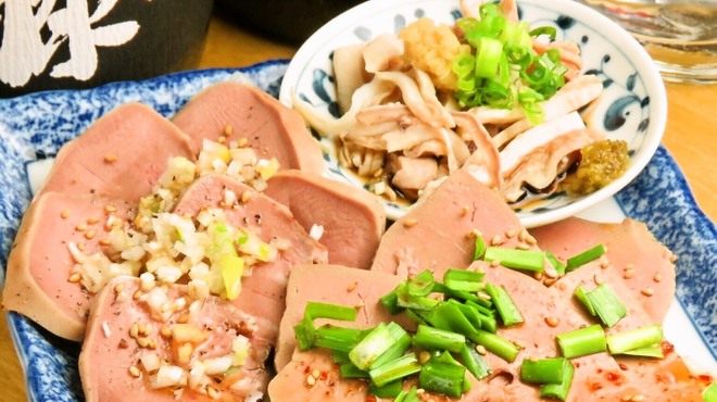 恵比寿ハジカミ - 料理写真:お店に来たらまず注文したい一品！新鮮な豚肉を使って調理した豚の刺し盛り。