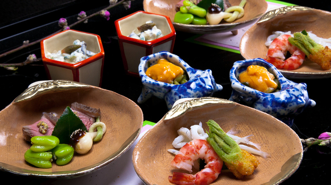 大文字屋　龍田川 - 内観写真:旬の食材の滋味を大切にした料理