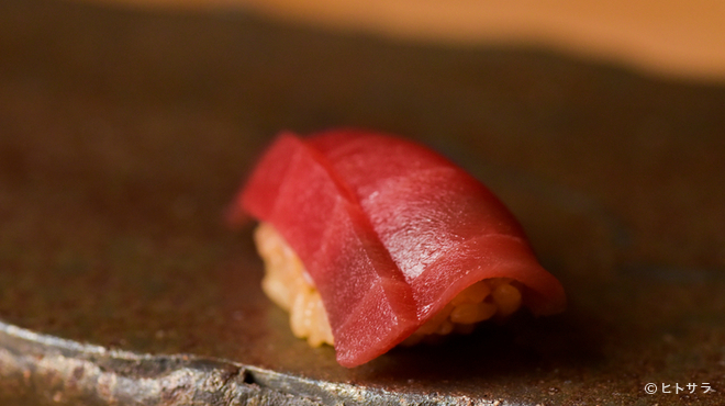 熟成鮨 万 - 料理写真:熟成させるため、熟成できるマグロを選ぶ
