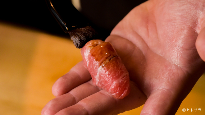 熟成鮨 万 - 料理写真:鮨は、食する人に合わせながら店主が握っていく