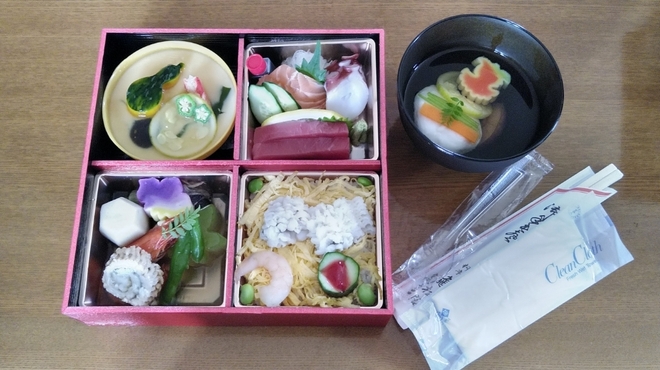 料亭 亀松閣 - 料理写真:鱧ちらし弁当+お吸物