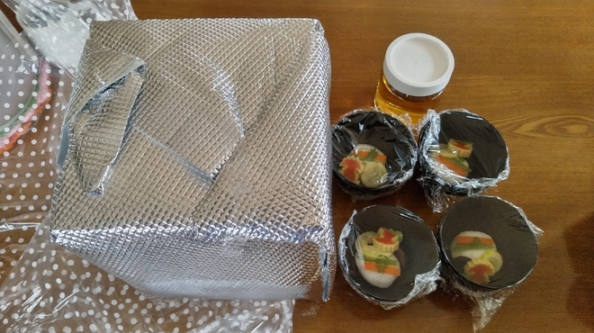 料亭 亀松閣 - 料理写真:鱧ちらし弁当+お吸物(紙袋からの救出直後)