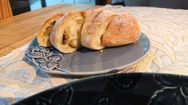 ar - 料理写真:③本日のパン「オリーブの実入りリスティック」