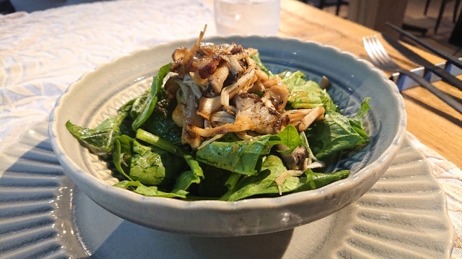 ar - 料理写真:①「ほうれん草ときのこのサラダ」