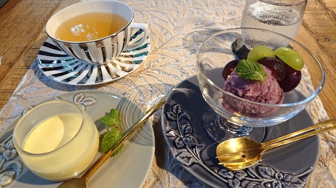 ar - 料理写真:巨峰シャーベット、究極のオリジナルとろとろプリン、カモミールティー、