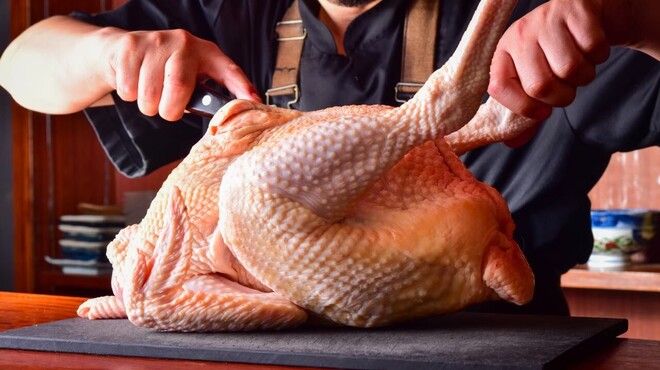 虎ノ門 焼鳥國よし - 料理写真:京地どり・甲斐路軍鶏の丸鶏りを捌いて串打ちしています