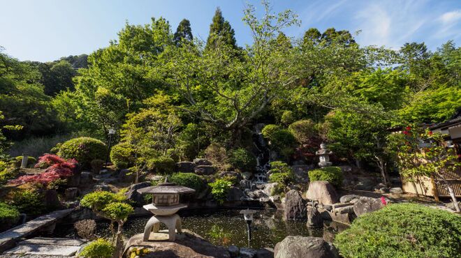 万葉 太郎坊亭 - 外観写真:自慢の庭園は四季折々の表情がお楽しみ頂けます。