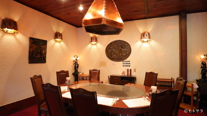 ビフテキのカワムラ - 内観写真:ワンランク上のおもてなしに。洗練された空間と極上のステーキ