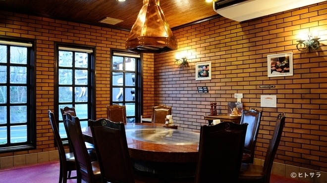 ビフテキのカワムラ - 内観写真:洗練された個室空間で、極上のお肉を味わう幸せ