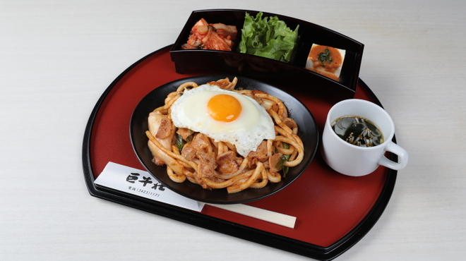 巨牛荘 - 料理写真:ピリ辛焼きうどん