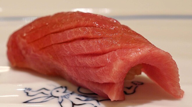 鮨まつもと - 料理写真:鮪の中トロ