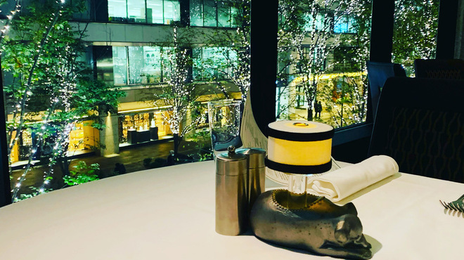Morton's The Steakhouse - 内観写真:11月11日より丸の内のイルミネーションが点灯いたします！