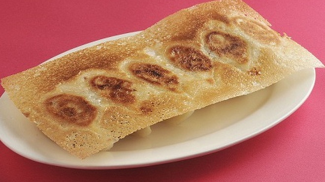 金春 - 料理写真:【名物メニュー】羽付き焼餃子(6個) 385円