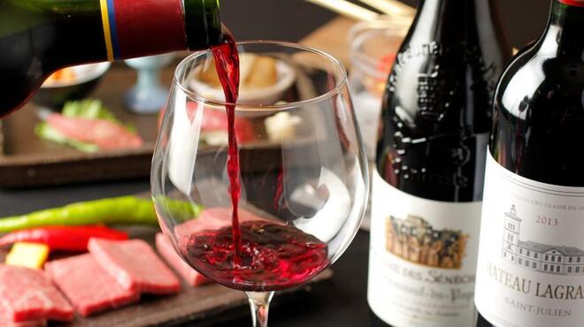 焼肉 銀座 小六 - ドリンク写真:フランスを始め、アメリカワイン等、お肉に合うワインを各種取り揃え。
