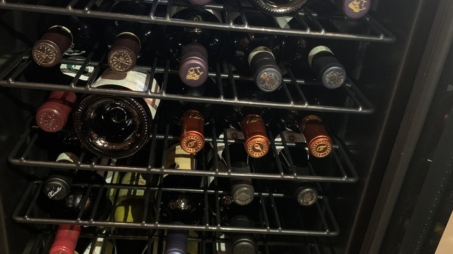 肉バルRico - ドリンク写真:ワインセラーには各国のたくさんのワインが