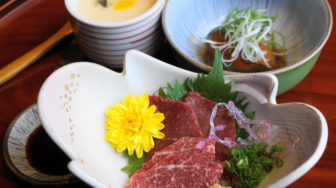 城見櫓 - 料理写真:2012.11 馬刺し、県産豚の角煮、茶碗蒸し