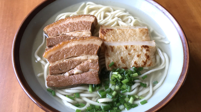 Shimasoba Ichibanchi - 料理写真:三枚肉そば　皮付きの豚バラ肉