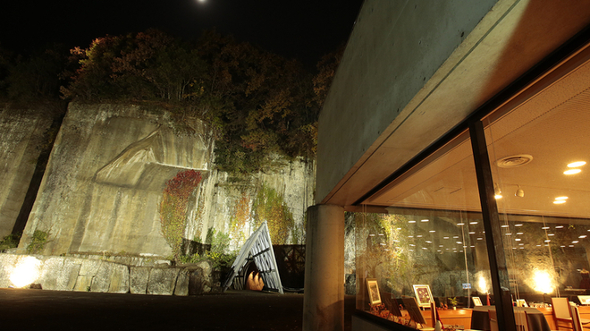 Furenchiresutorannachuru - 内観写真:建物の奥に見えるトンネル。さらに遠い月が幻想的に照らします