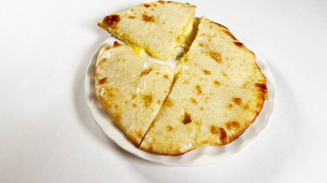 やっぱりインディア - 料理写真:チーズクルチャ