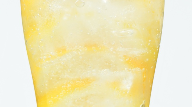 室蘭やきそば うずら - ドリンク写真:丸ごとスライスレモンサワー※お代わりプレーンサワー対象商品