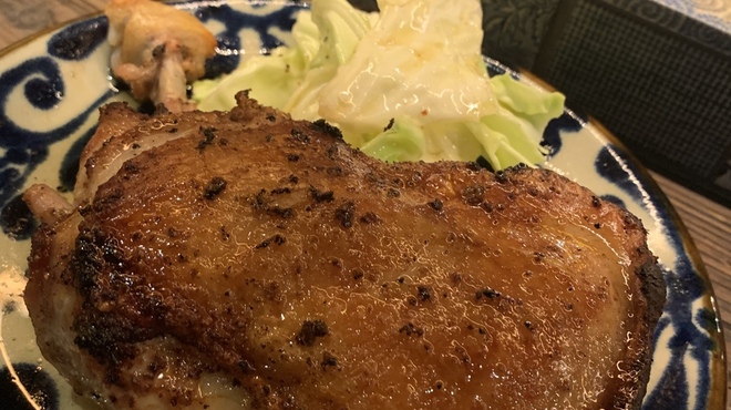 ファンキー原田3 - ドリンク写真:こちらも名物　銘柄鶏使用の骨付きもも肉黒胡椒焼き。