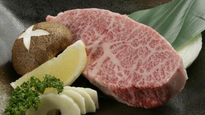 Tsuruushi Yakiniku Ootaya - 料理写真:「特選いちぼ厚切り」もものなかでも一番の霜降と柔かさで味の濃い部位です。人気メニューのひとつ
