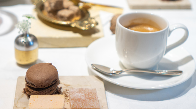 フランス料理研究室 アンフィクレス - 料理写真:チョコレートのマカロン ブラッドオレンジのギモーヴ オレンジのパートドフリュイ
