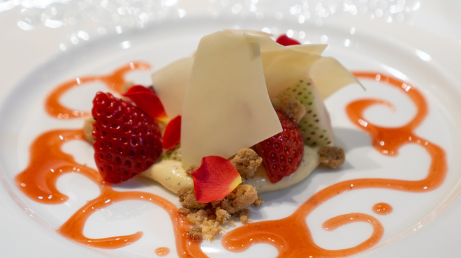 フランス料理研究室 アンフィクレス - 料理写真:苺のクランブル