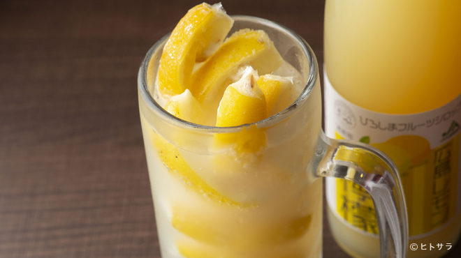 電光石火 - ドリンク写真:凍らせたレモンが徐々に溶けていくので、お得な継ぎ足しおかわりもできる『広島レモンサワー』