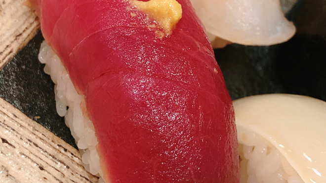 鮨 山沖 - 料理写真:赤身です。湯霜作りです。薬味は和芥子