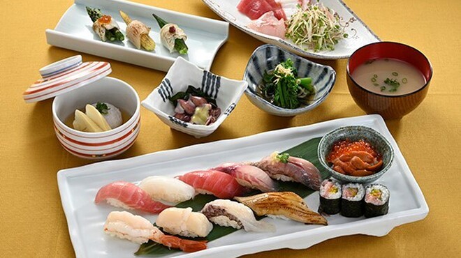 Sushi Uogashi Nihonichi - メイン写真: