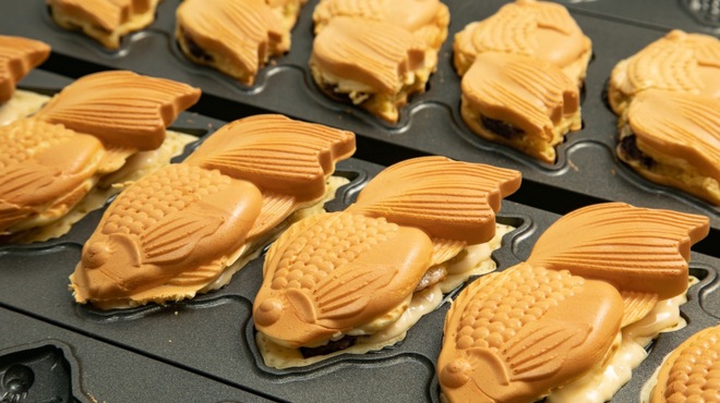 カフェ&ダイニングバー 金魚亭 - 料理写真:たい焼きならぬ！？金魚亭のきんぎょ焼き（中身はクリームチーズと粒あん）