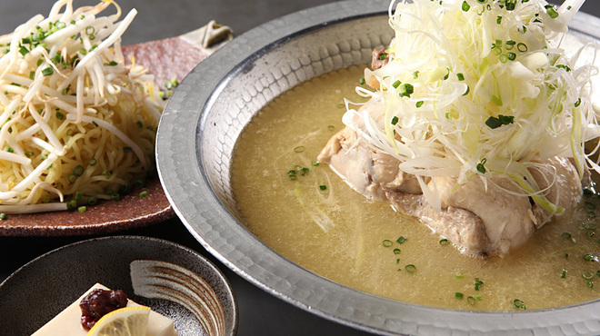 鳥一代 - 料理写真:参鶏湯（赤・白）日本人向け用に考案したコラーゲンとヒアルロン酸たっぷりスープ。