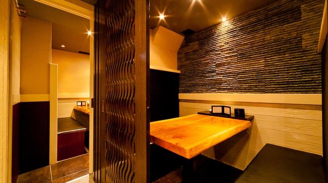 北新地 串柾 - 内観写真:落ち着いた店内でお仲間・お友達とごゆっくりお過ごし頂けます