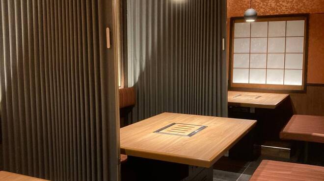 焼肉 おもに - 内観写真:パーテーション有。半個室席。