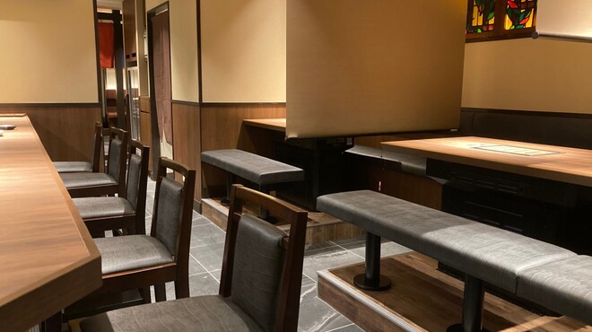 焼肉 おもに - 内観写真:横並びのお席なので会話も弾みます。