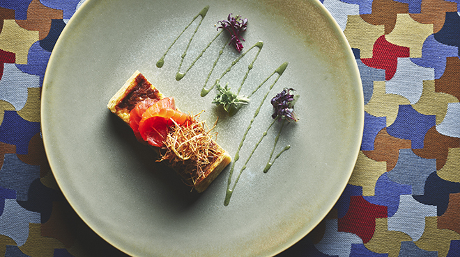 Indigo Home Kitchen Yamateras - 料理写真:燻製飛騨サーモンのキッシュ 桜蕾を添えて