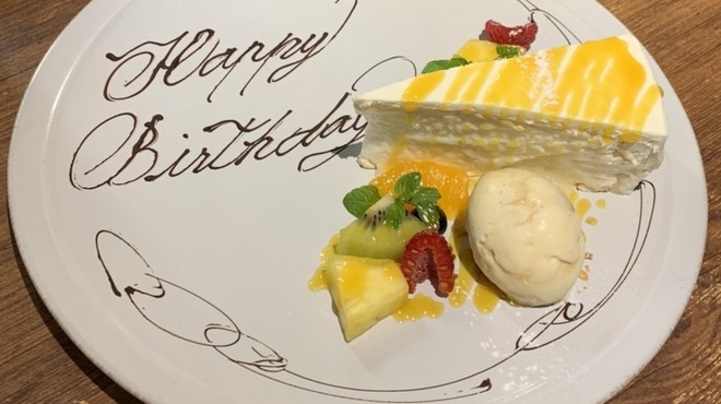 ワカヌイ グリル ダイニング バー 東京 - 料理写真:ニュージーランドのデザート、パブロバとホーキーポーキーアイス（デザートプレートヘのメッセージ入れは無料です）