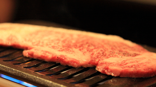 超レトロ焼肉桜坂 - 料理写真:石垣牛。大切にお焼きします。