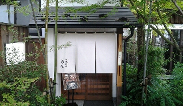 旬花 - 内観写真:旬花の入口です。ぱてぃお大門の一番奥の三階建ての楼閣です。