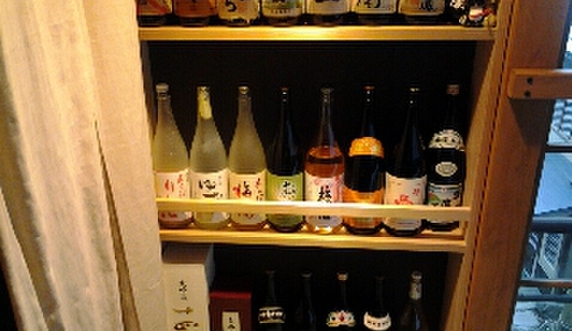 旬花 - 内観写真:日本酒も焼酎もこだわりの逸品を多数取り揃えております。