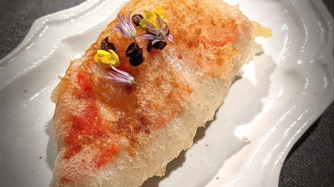 ROBB - 料理写真:金目鯛のベニエ。ROBBさんのスペシャリテ♡　メチャ旨～＼(^o^)／　炭酸水で溶いたザクッとした衣にフワッフワの金目。手で持って齧れとは、ドSな指示でしたが、そちらの方が食感が楽しいと聞けば、やりますとも!!　齧る快感、最高です。これをいただきにROBBさんに行きたい。