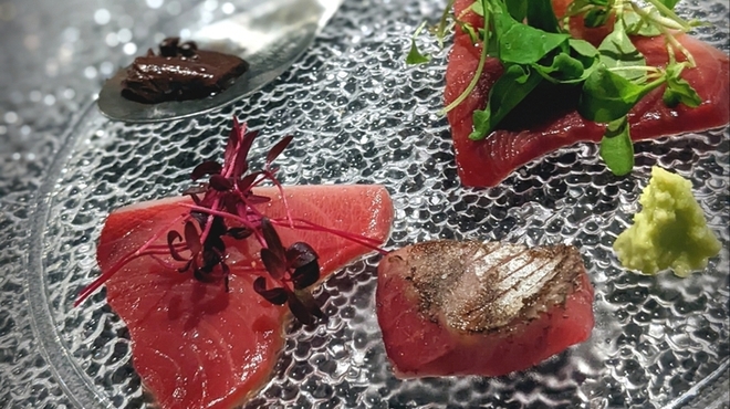 ROBB - 料理写真:「すま」の変わりお造り。前田さんが過去最高と仰ったスマを、石原さんが仕立てます。感動でゾクゾクした逸品。カカオ醤油、カカオビネガーのまろやかさは手に入れたくなります。驚くべきは、血合いのカカオ醤油漬け。こってりとして、かつ、くどくない、お酒泥棒♡